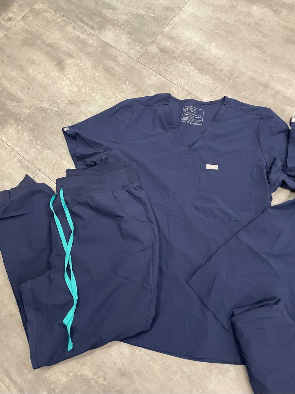 Sz Large 2 sets (4 pieces) navy blue, FIGS scrubs (Zamora joggers Catarina tops - Picture 3 of 15